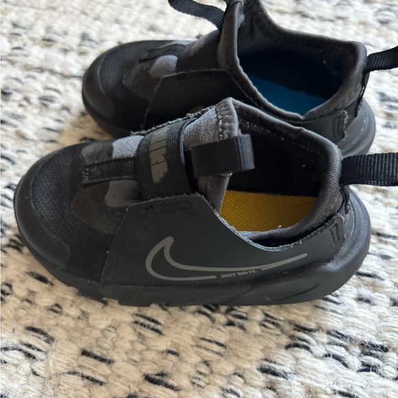 Nike Kids Black unisex Sneakers size 8 - Picture 3 of 6